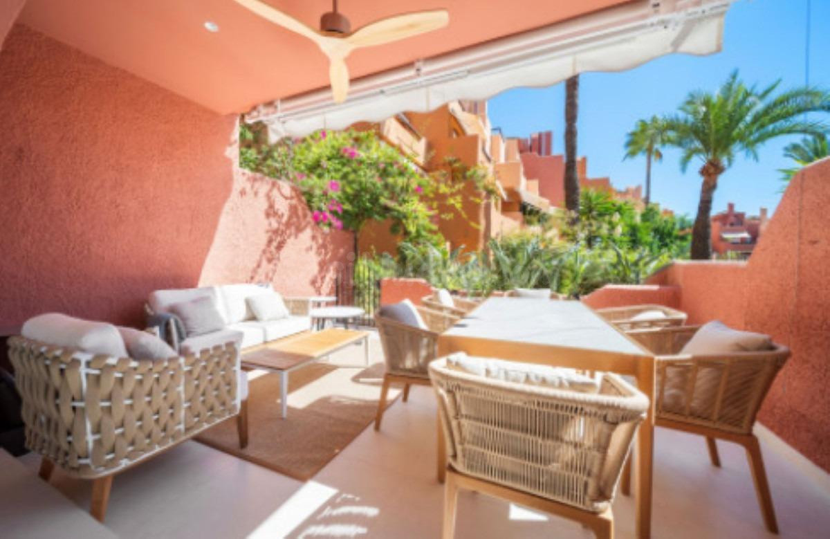 Casa Adosada Renovada de 3 Dormitorios en El Palmeral, Nueva Andalucía