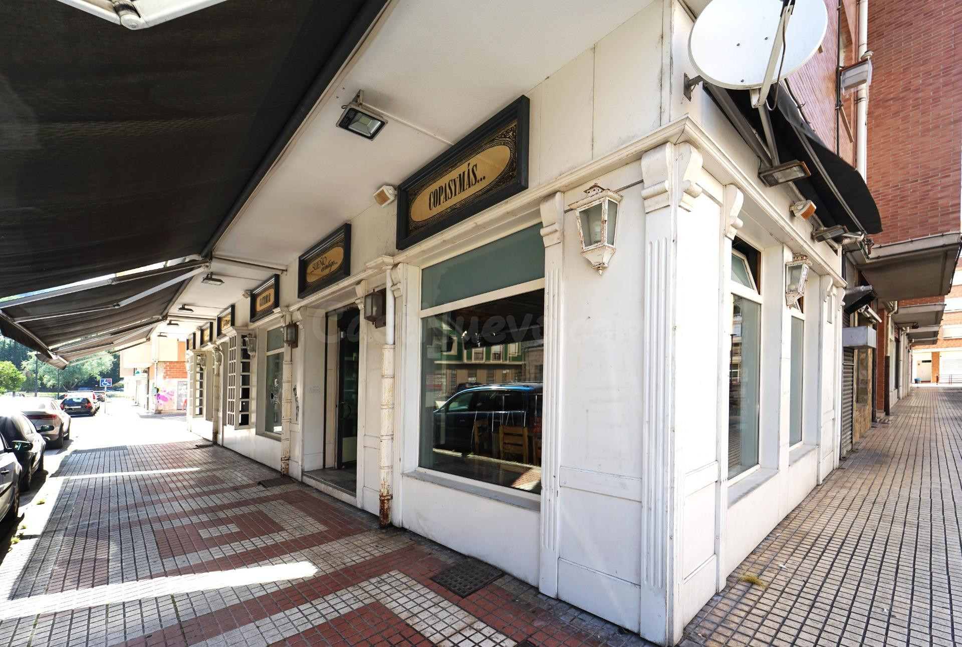 Espacio comercial versátil con seis plazas de garaje en Los Corrales de Buelna