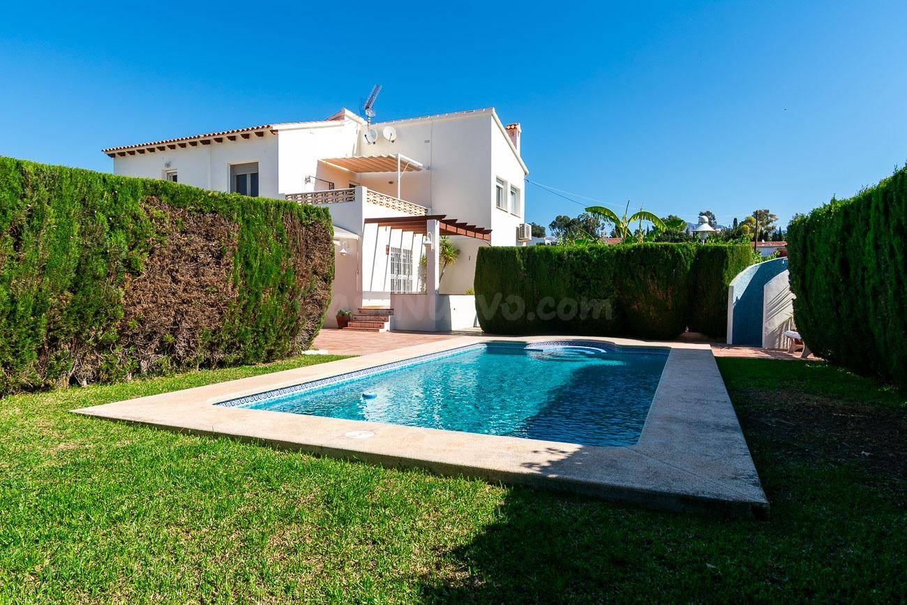Chalet de tres habitaciones, parking, garaje, piscina y gran parcela con vistas al mar