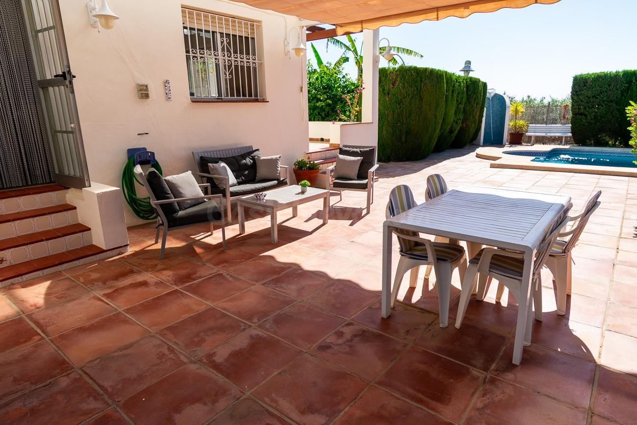 Chalet de tres habitaciones, parking, garaje, piscina y gran - foto 4