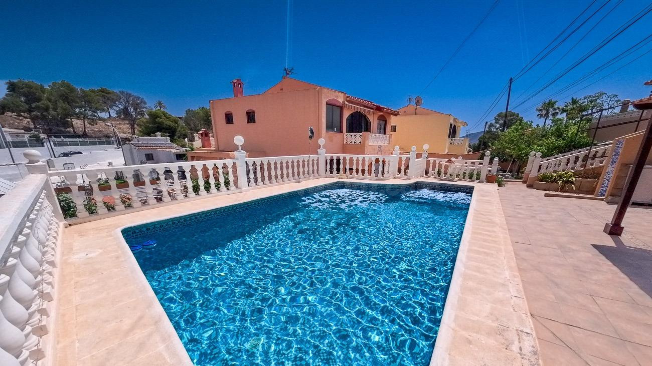 Chalet individual de 5 dormitorios, apartamento independiente y piscina con parcela de 460m2