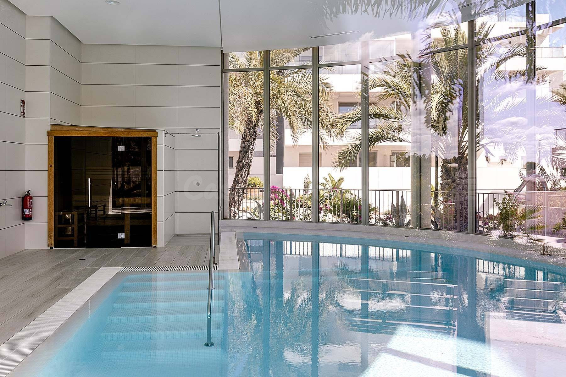 Amplio Apartamento en Esquina en Planta Baja con Terraza Acristalada y Jardín Privado en Green Hills