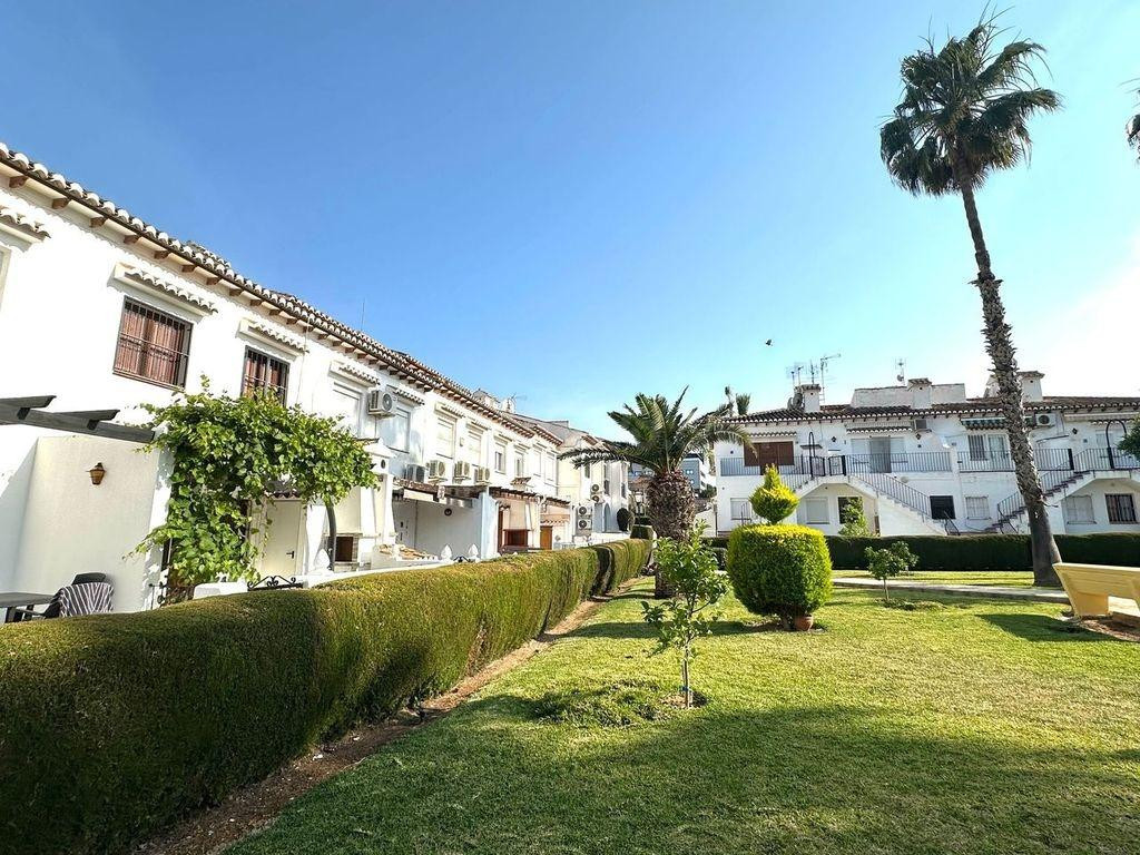 Ático luminoso con terraza acristalada en Los Balcones – Torrevieja
