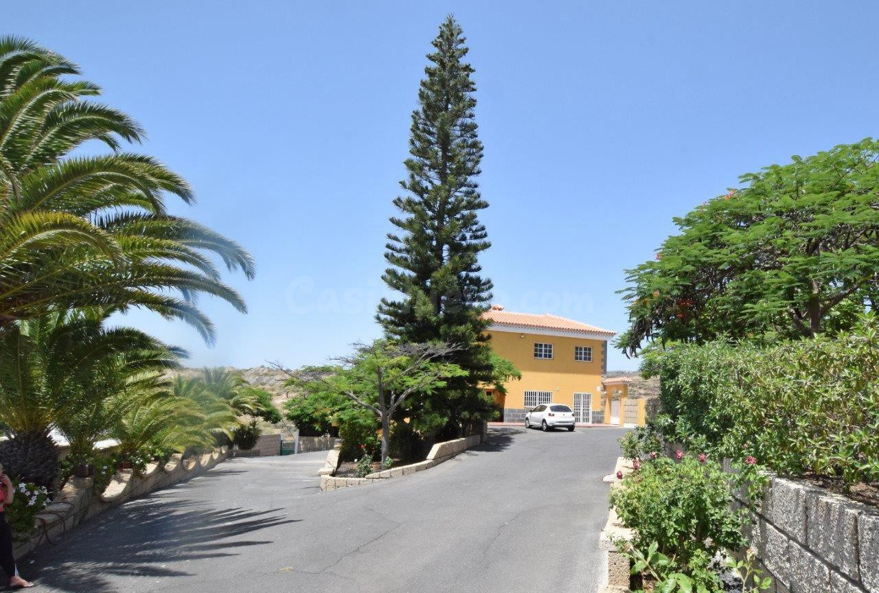 Exclusivo chalet con finca, piscina, cuadra para caballos y vistas al océano en Las Zocas, San Miguel de Abona