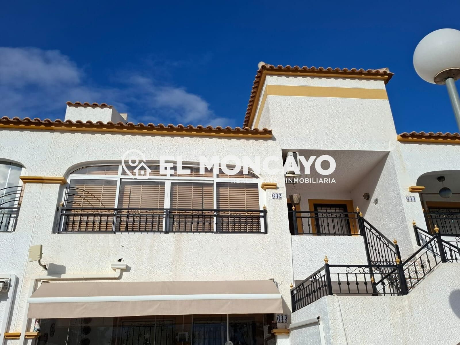 Fantástico bungalow planta alta con piscina comunitaria y vistas despejadas en Vistabella, Los Montesinos, Costa Blanca