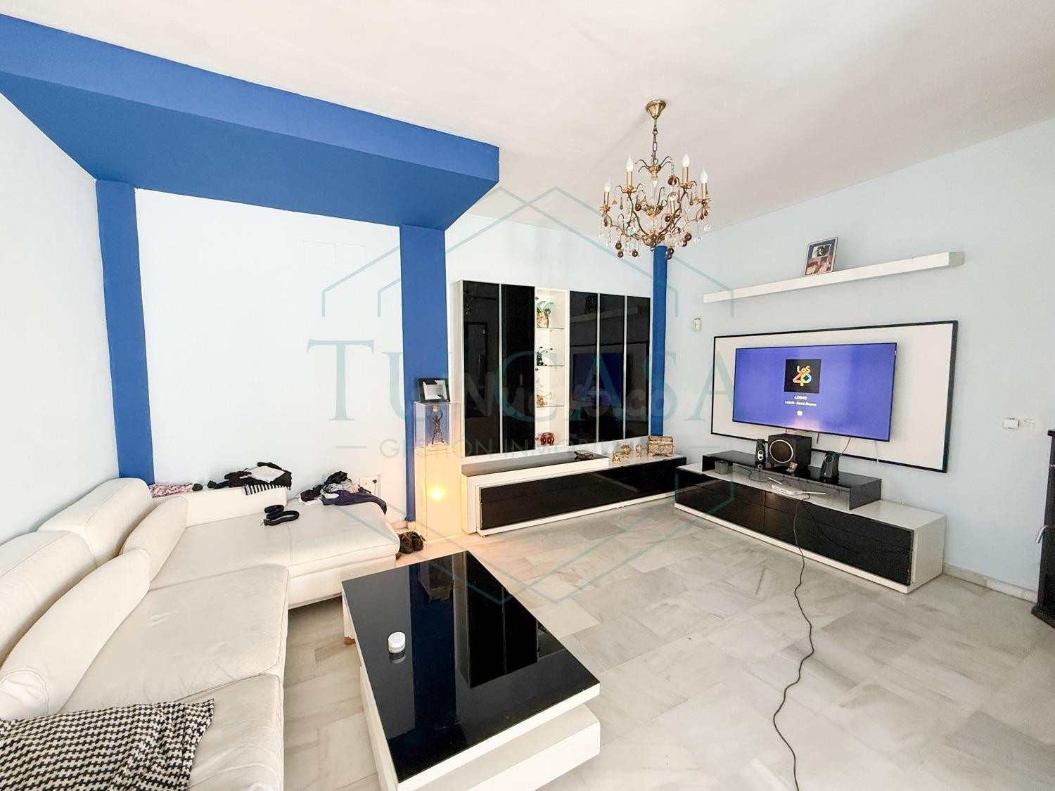 Amplia vivienda en venta en El Almendral: Espacio, confort y potencial