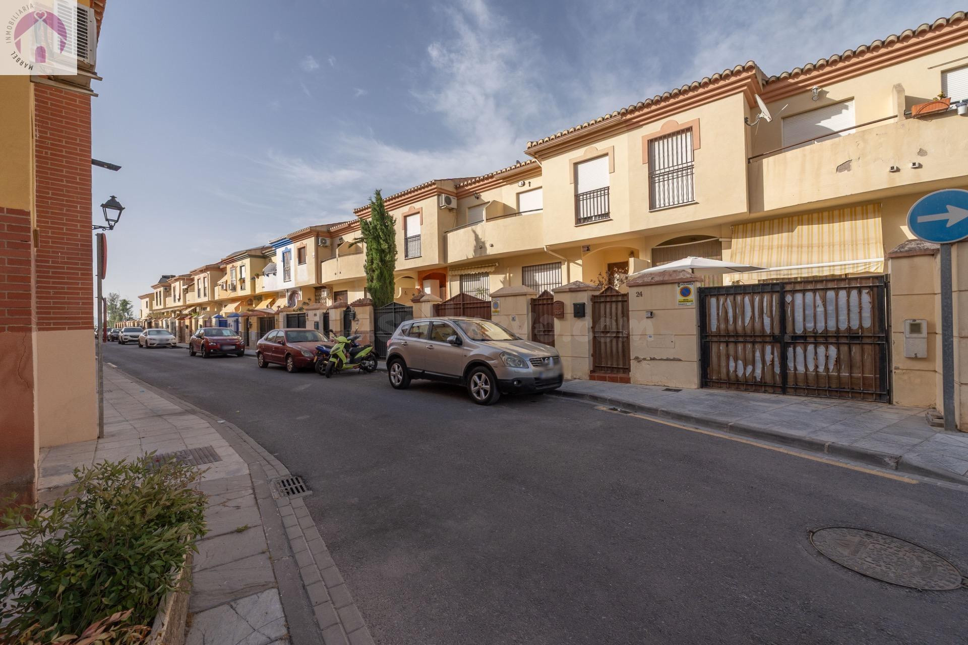 ¡MAGNIFICA CASA UNIFAMILIAR ADOSADA EN LOMALINDA, OGIJARES!