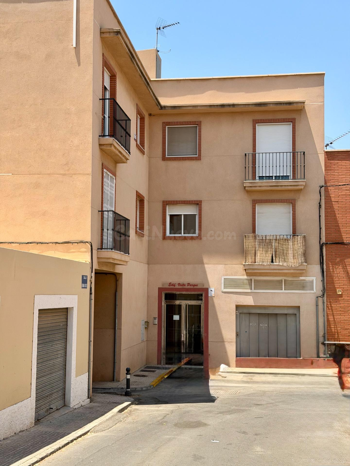 Amplio piso de 3 dormitorios con trastero y excelentes comunicaciones junto a Almería (VIATOR)
