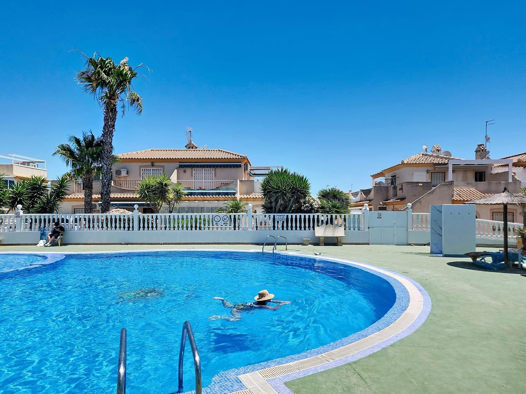Bungalow acogedor en Playa Flamenca - ¡Tu hogar a un paso del mar!con piscina y garaje !