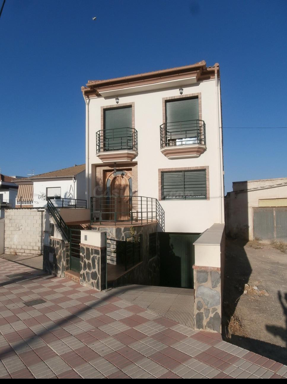 Se vende Casa Adosada OKUPADA en Avenida Avenida Andalucía 8