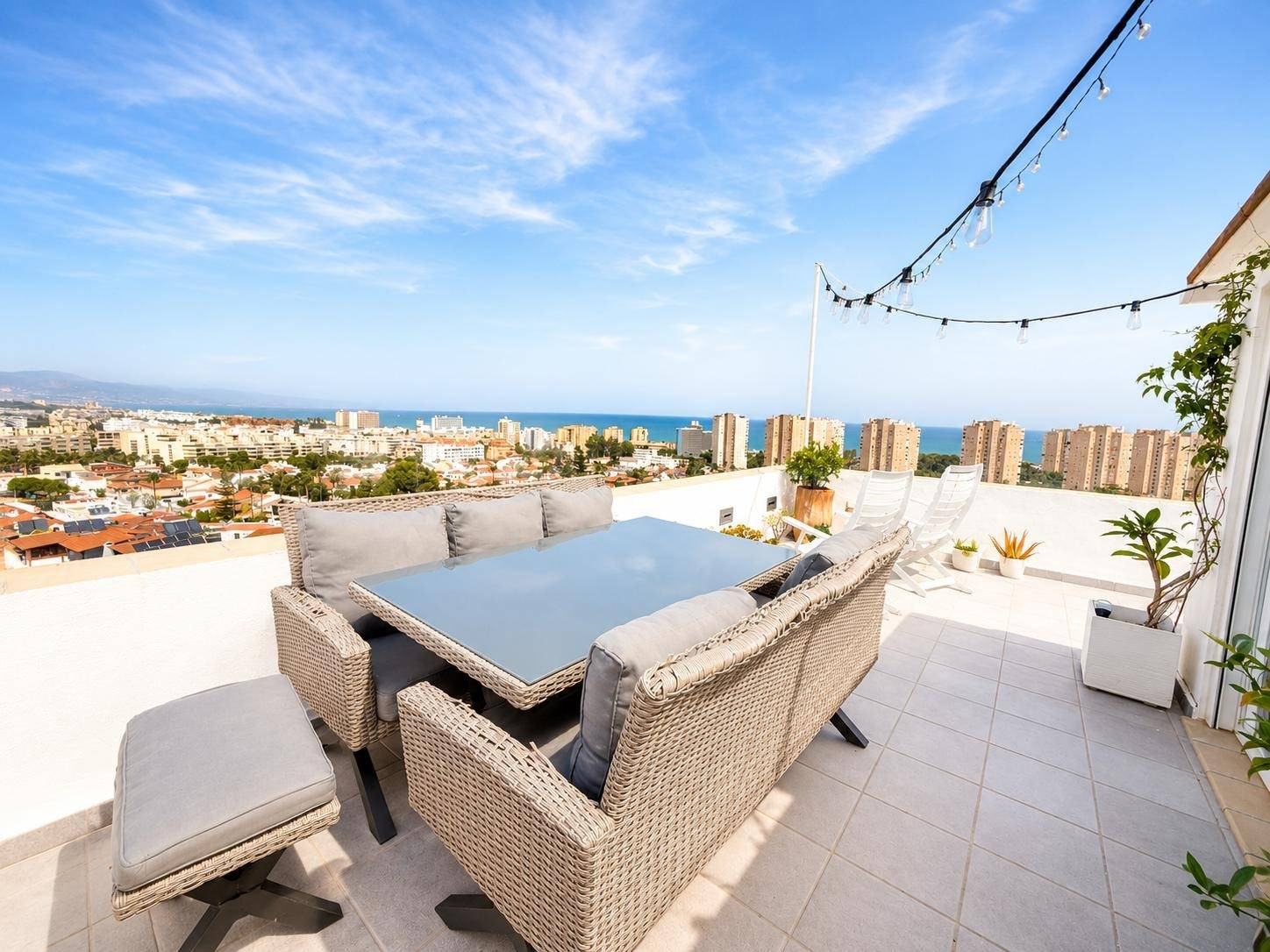 Ático dúplex de dos dormitorios con vistas al mar en Torremolinos, Costa del Sol