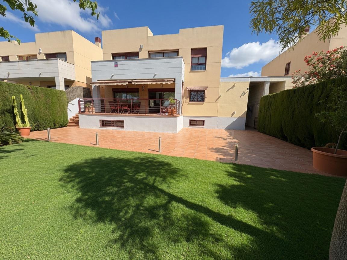 Exclusivo chalet de diseño con salón a doble altura, semisótano de 104 m2 y gran jardín en La Almajada