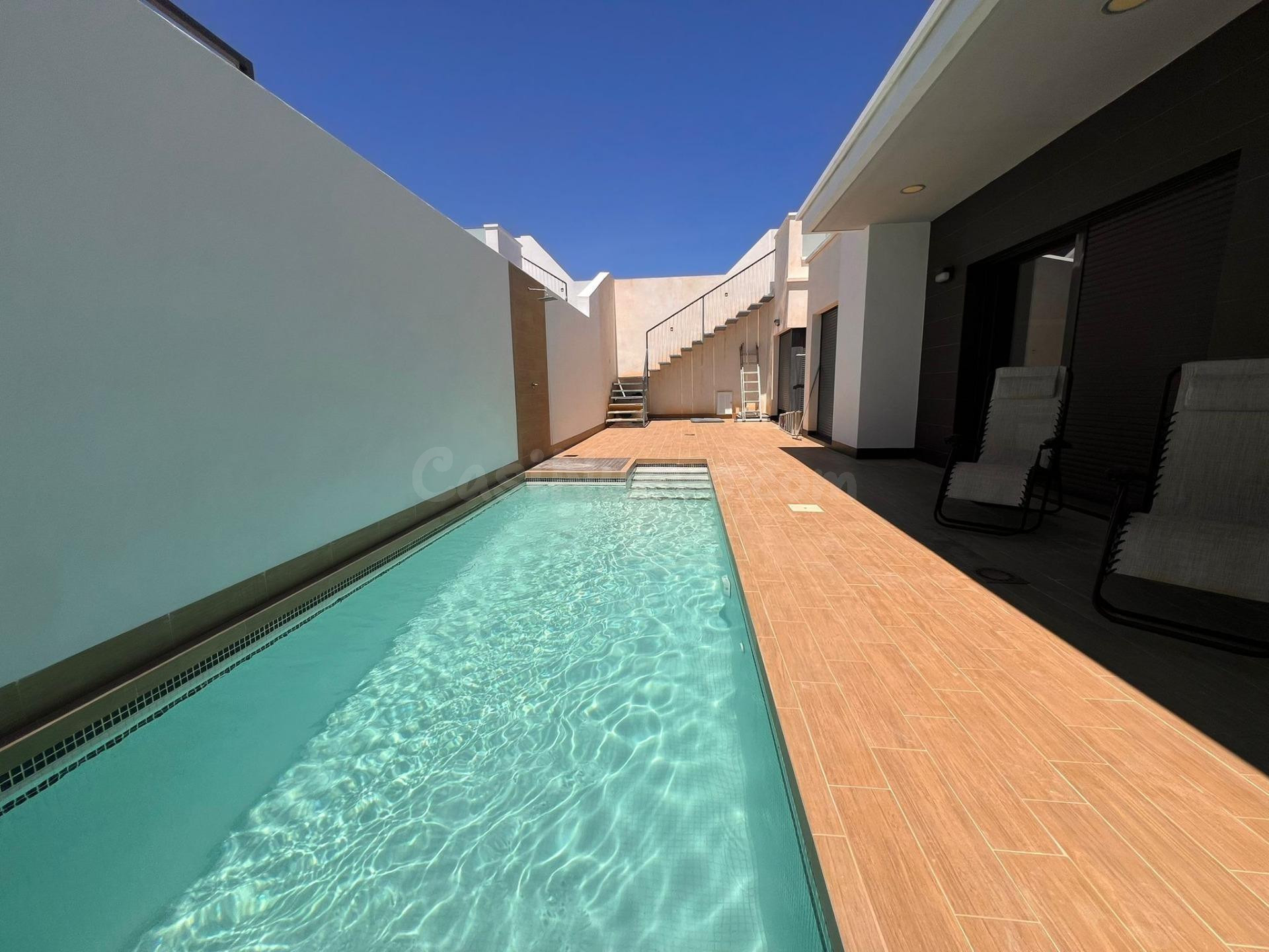 Villa moderna seminueva con piscina privada en Altos de Cabo Roig