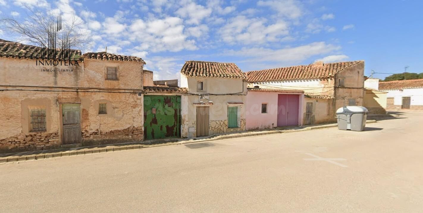 REF: C117 GRUPO INMOTEKA INMOBILIARIA VENDE CASA CON PATIO EN ARGAMASON (ALBACETE)