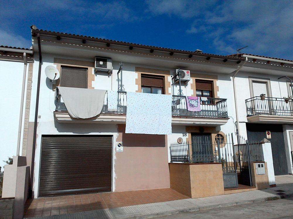 Se vende casa Adosada OKUPADA en Calle Calle Pealosa 18 Baño