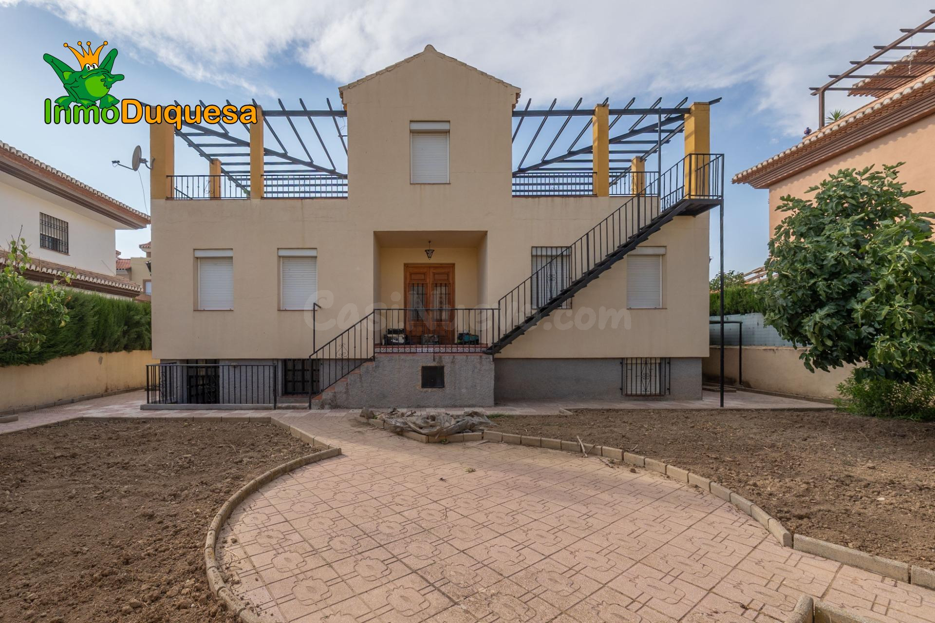 Chalet de 5 dorm. con parcela de 500 m2 en Ogijares - Urb. Lomalinda.