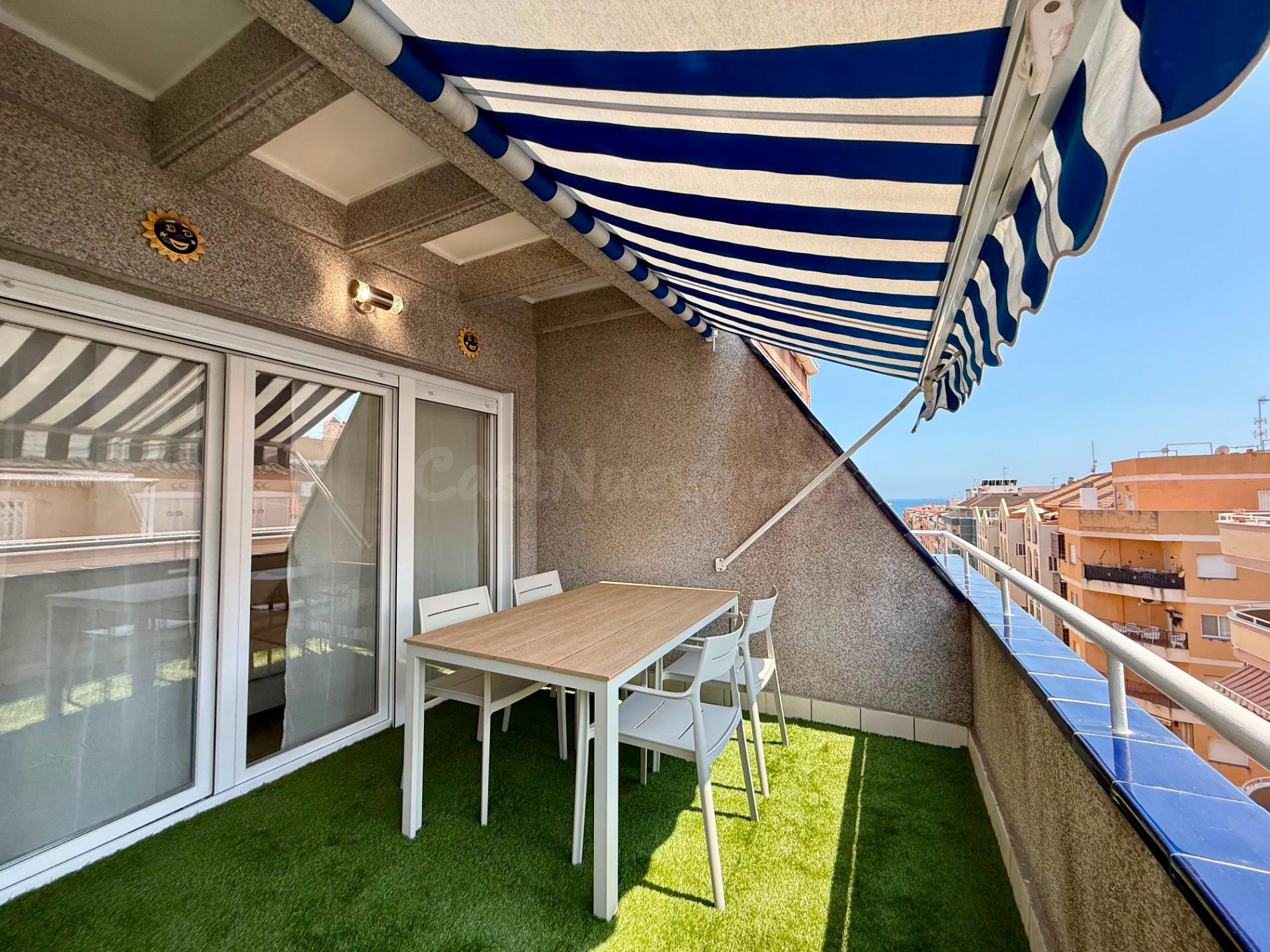 Ático elegantemente reformado (aprox. 66 m2 - 5.ª planta) con gran terraza al oeste ¡y a tan solo 500 m ambos de la Playa de los Locos y la Playa del Cura!