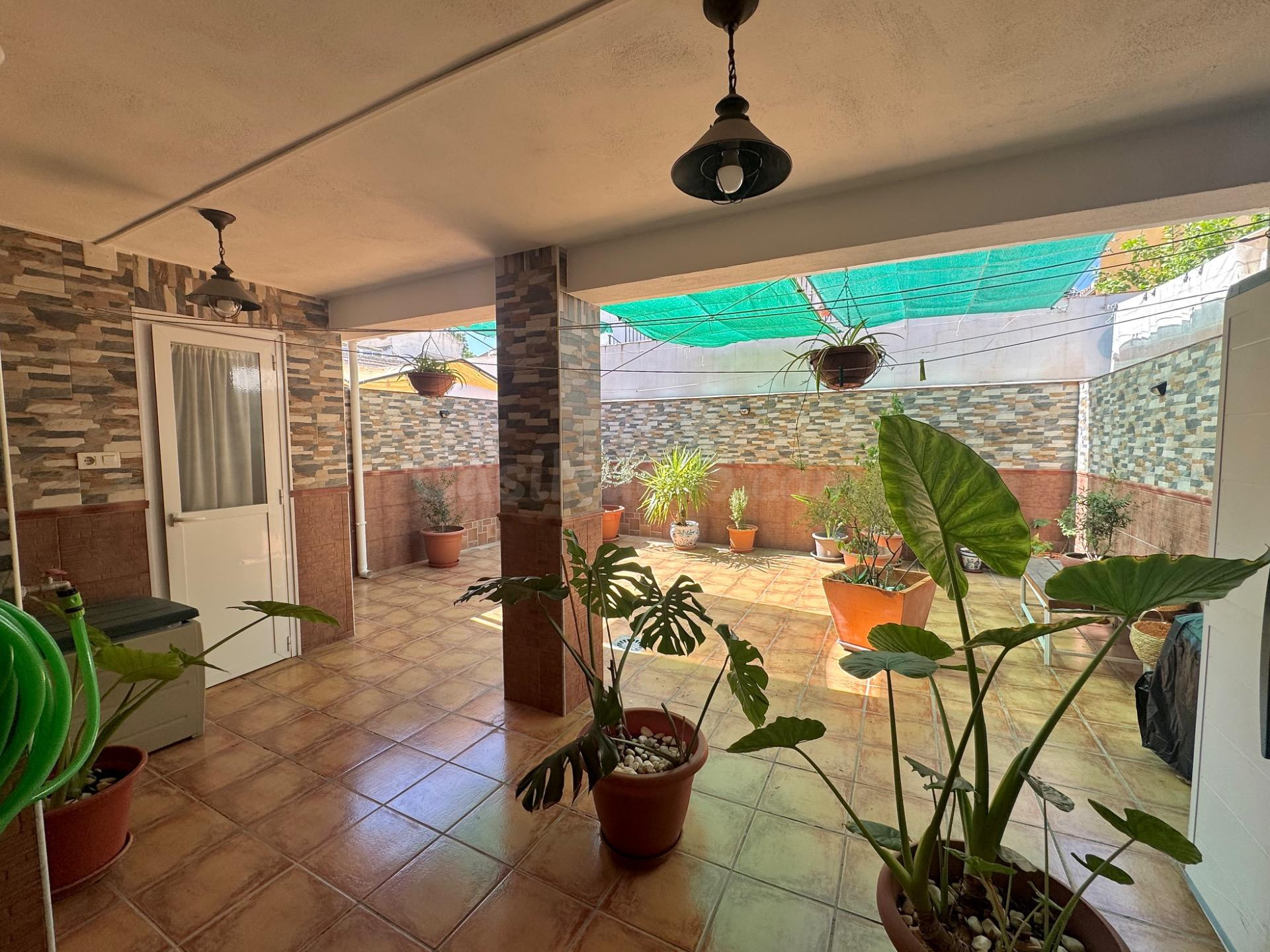 Casa adosada con amplio sótano, patio y terraza en Purchil (Vegas del Genil)
