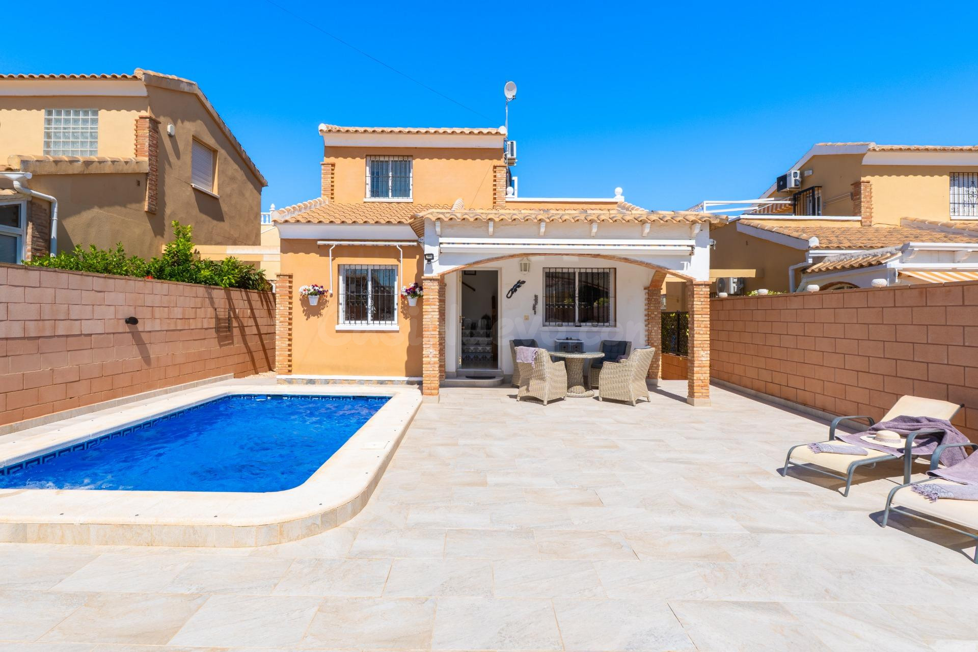 Villa independiente con orientación sur, piscina privada y jacuzzi en Las Chismosas
