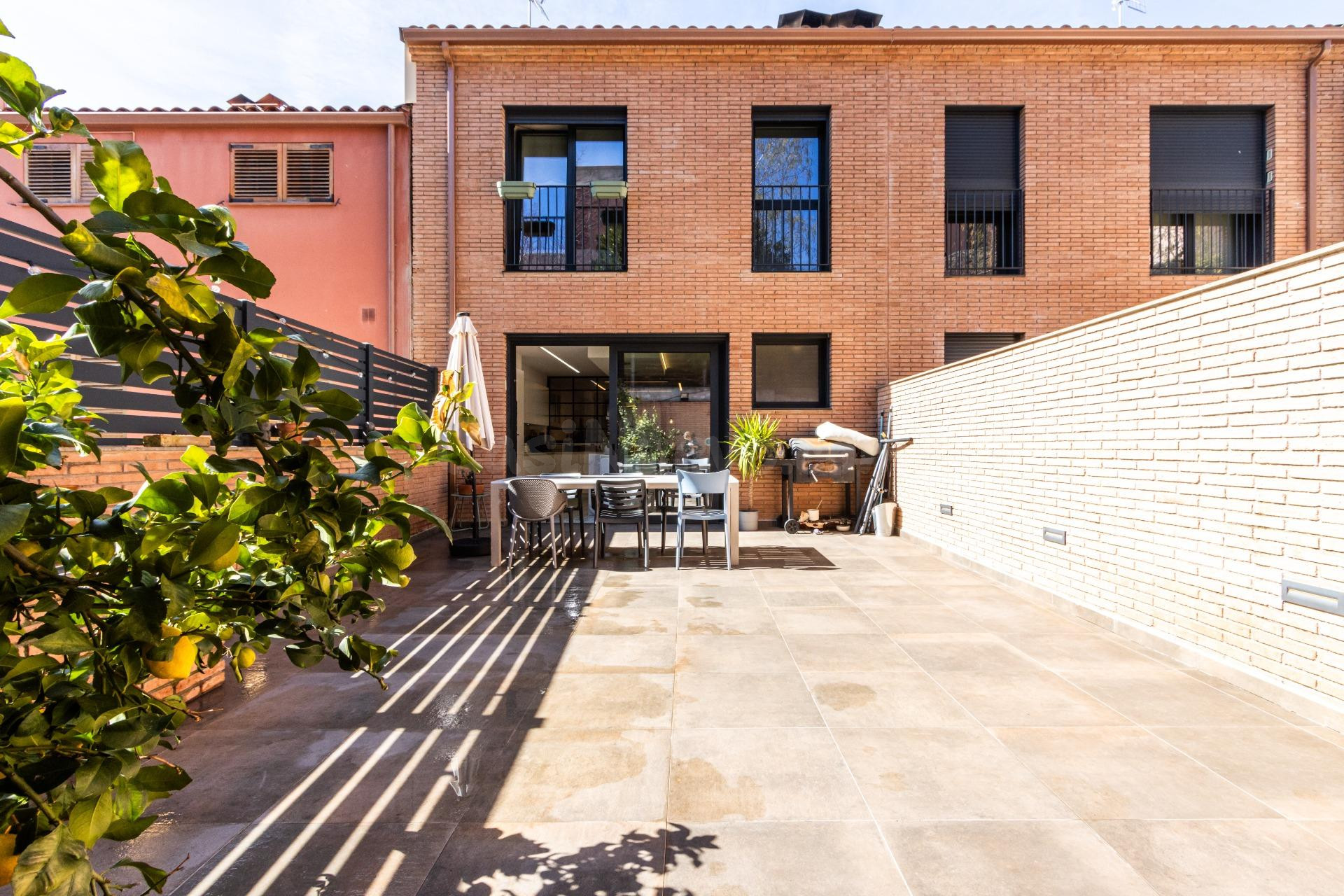CASA SEMINOVA  AMB GARATGE I JARDÍ