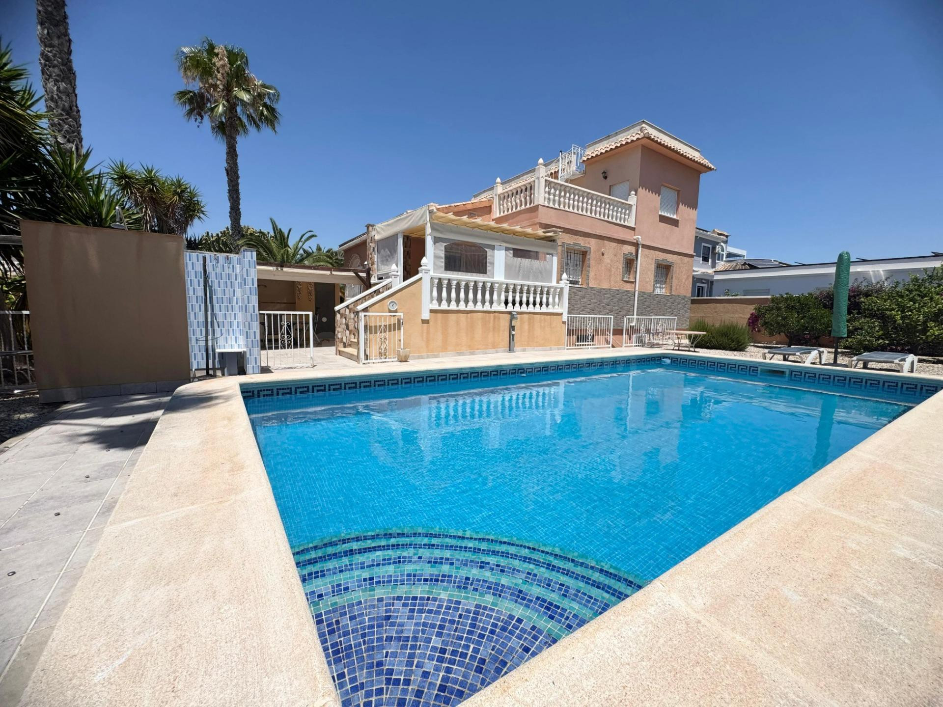 Espectacular villa independiente con piscina privada en La Escuera – La Marina