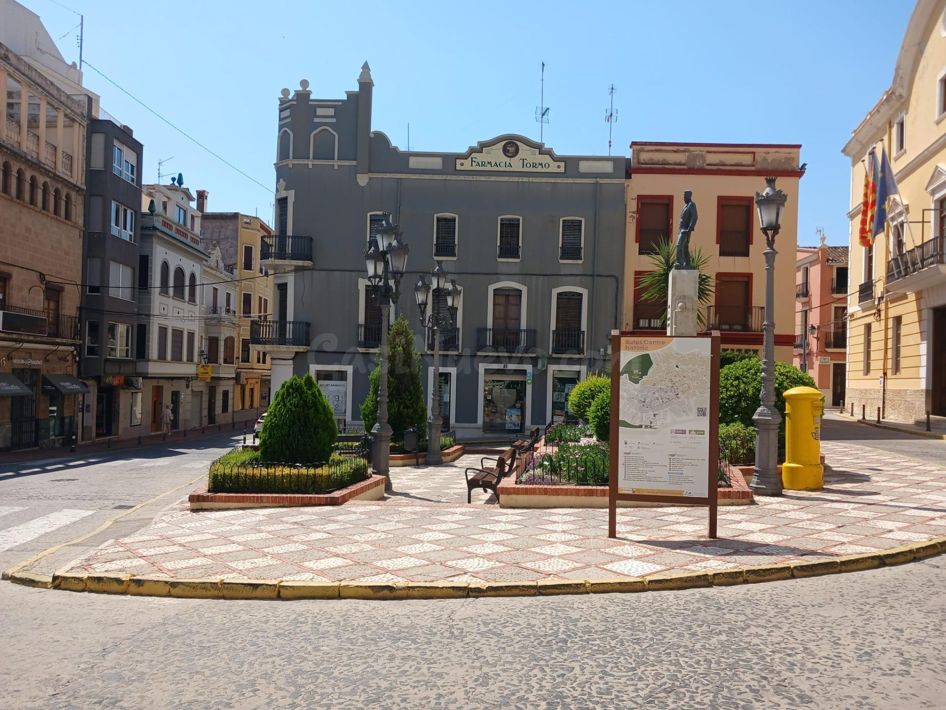 Local ubicado estratégicamente - Frente al Ayuntamiento de Oliva