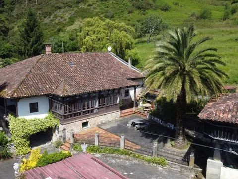 Casa con terreno en Las Rozas, Cangas de Onís