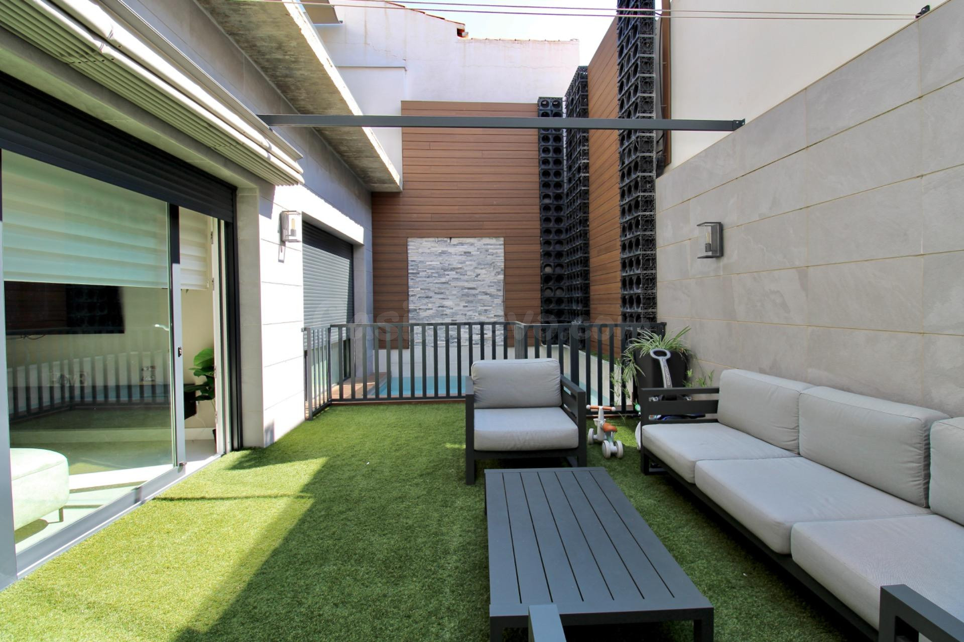 Exclusiva vivienda adosada de diseño con piscina y calidades premium en el centro de Armilla