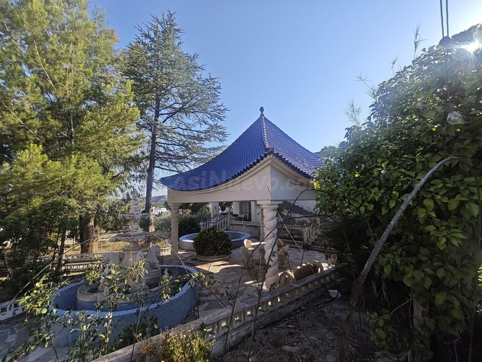 CAMPO EN LES PEDRERES CON PISCINA Y NAVE