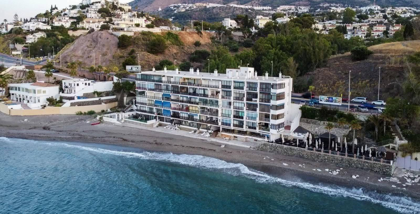 FANTÁSTICO APARTAMENTO DE 2 DORMITORIOS EN PRIMERA LÍNEA DE PLAYA CON GRAN TERRAZA Y VISTAS AL MAR