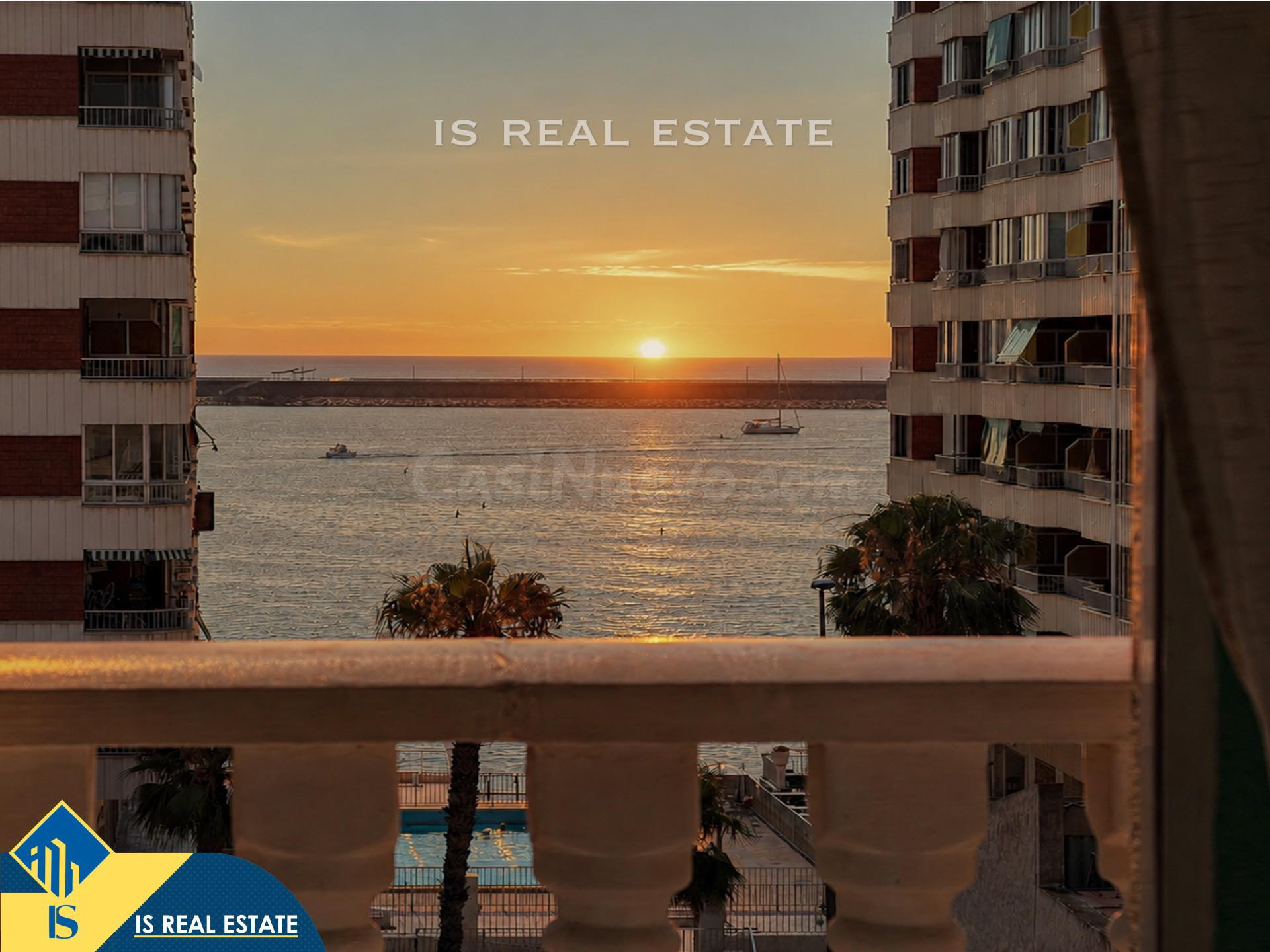 Oportunidad ! Encantador apartamento exterior con 2 Terrazas e increíbles vistas frontales al mar, a solo 130 metros de la playa