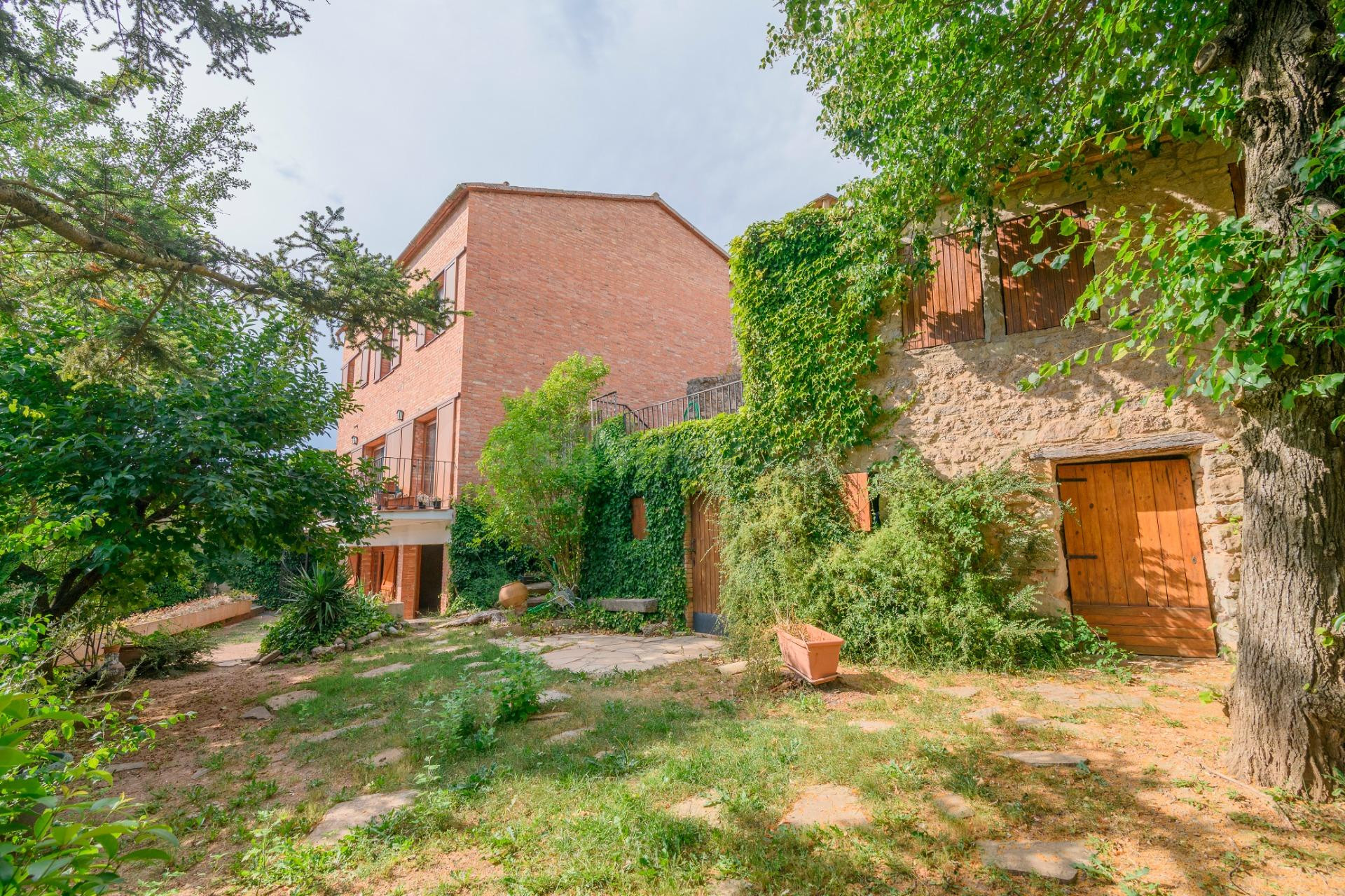 Casa de 5 hab. con jardín, pequeña piscina y estudio independiente en Sant Salvador
