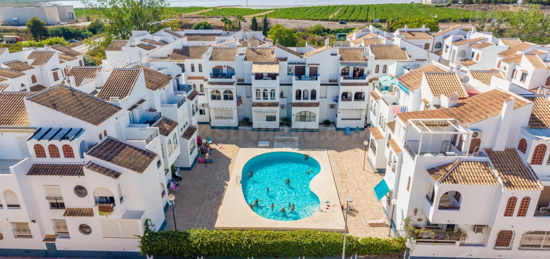 Vivienda en planta baja, orientación sur con piscina comunitaria y a solo 500 m de la playa