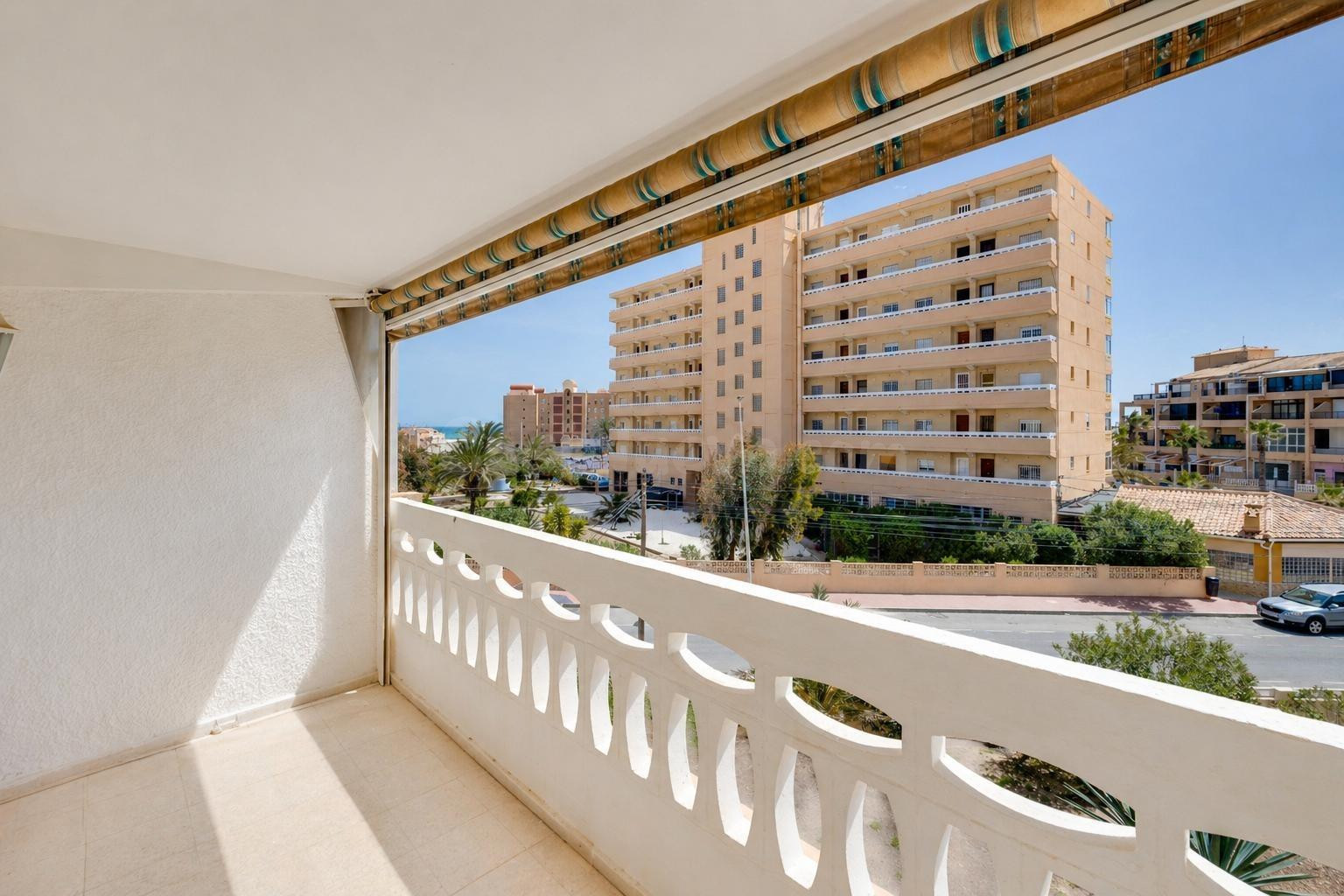 Apartamento 1 dormitorio con vistas laterales al mar y parking comunitario.