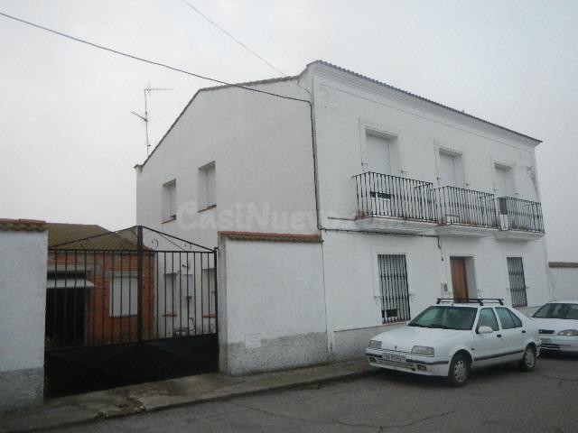 Se vende Casa Adosada OKUPADA en Calle Martires 87 Fuente de