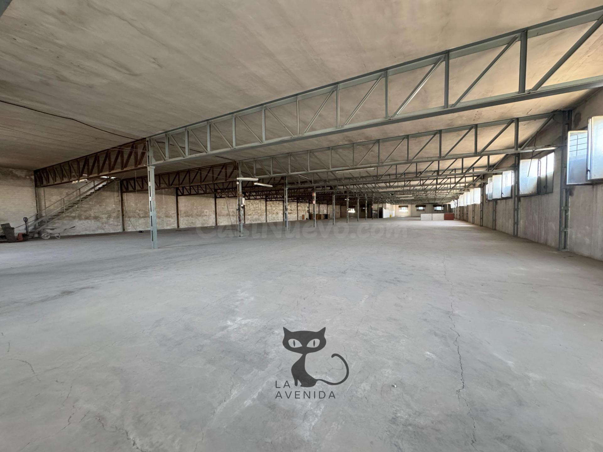 Gran nave industrial en Massanassa con oficinas, montacargas y amplias zonas de trabajo