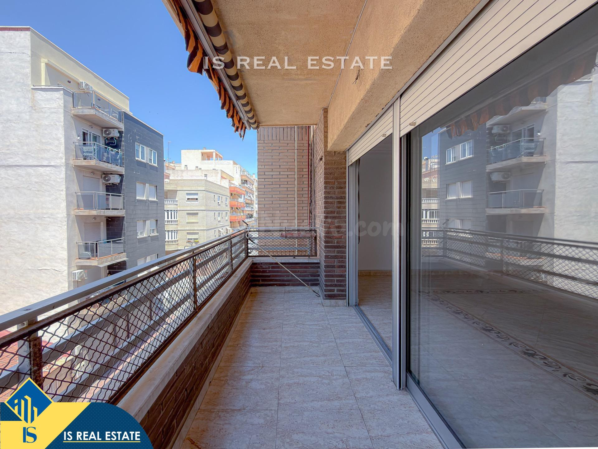 Ocasión! Amplio apartamento en el Centro de Torrevieja, con excelente distribución de espacios y Gran terraza
