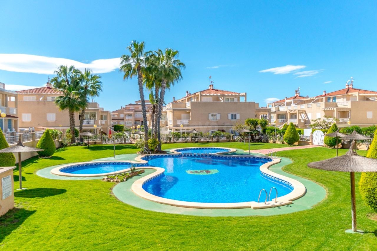 Exclusivo Apartamento con Gran Jardín Privado y Piscina Resort