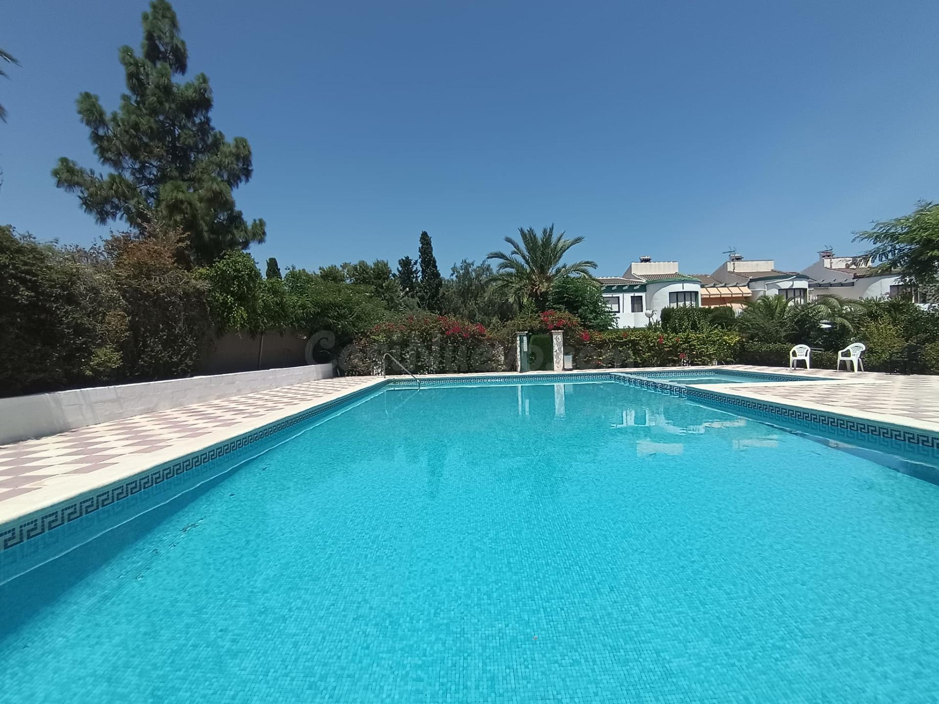 Bungalow adosado con amplias terrazas, 5 dormitorios y gran potencial en La Font – El Campello