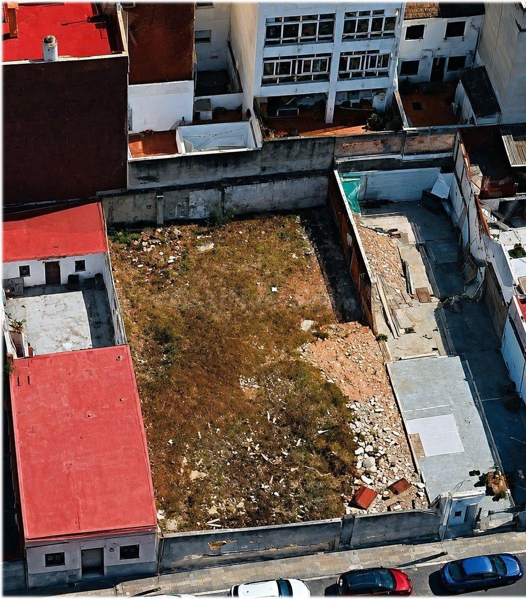 Solar urbano edificable en Paterna de 390 m2 con 15 m. de fachada y 26 m. de fondo con potencial para 11 viviendas más garajes.