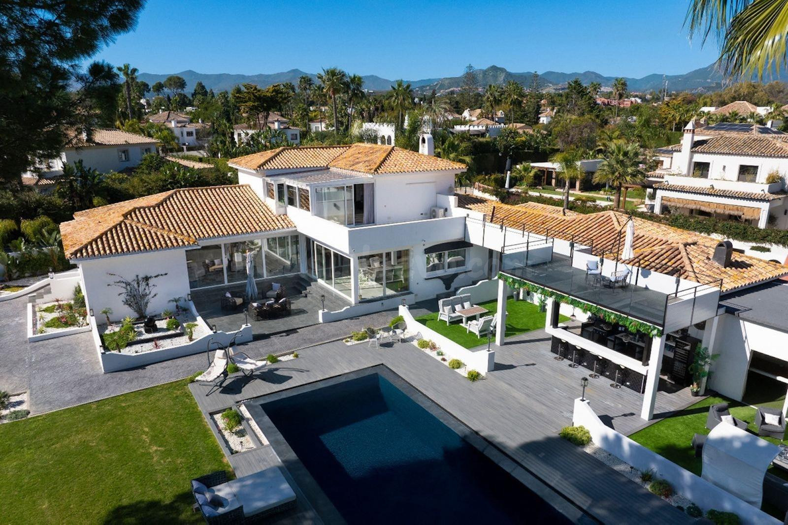 Espectacular Villa Renovada de 5 Dormitorios en Guadalmina Baja – Casasola
