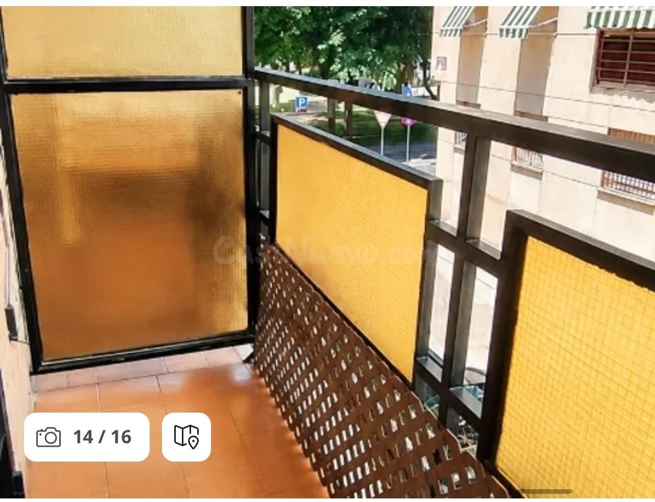 ¡Amplio piso reformado de 4 dormitorios con terraza, patios y chimenea junto al Córdoba Center!