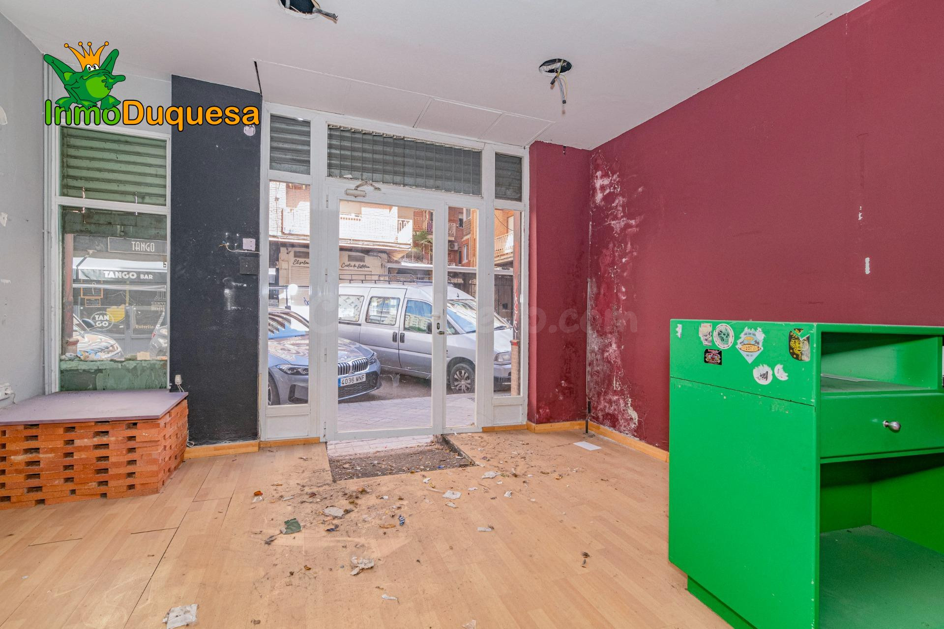 Local comercial con 55 m2. Junto a Camino de Ronda.