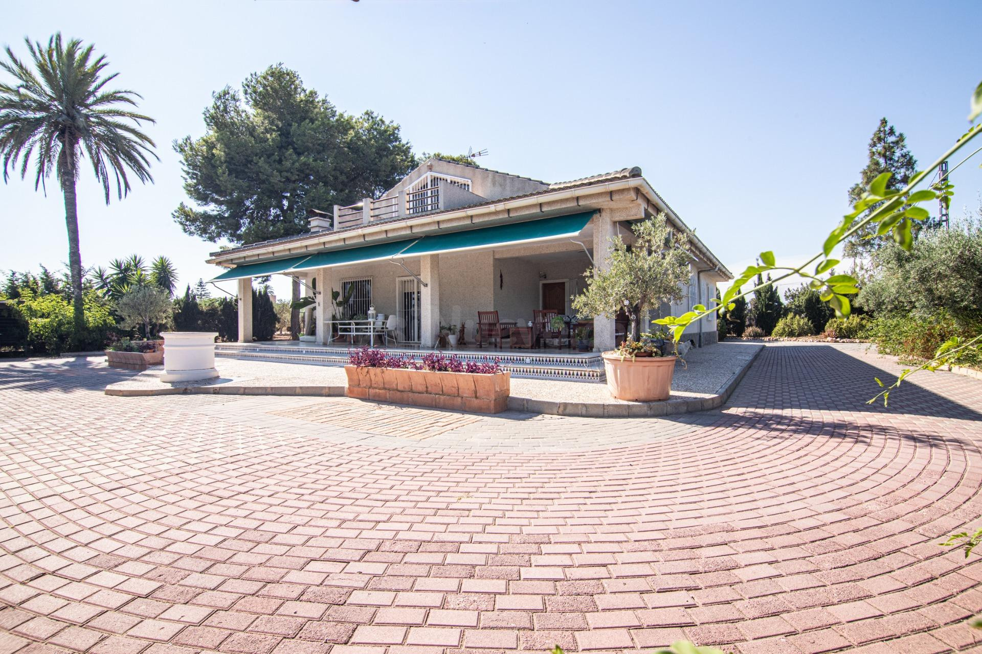 CHALET INDEPENDIENTE CON 5.250M2 DE PARCELA, PISCINA Y ALMACÉN ENTRE ELCHE Y TORRELLANO