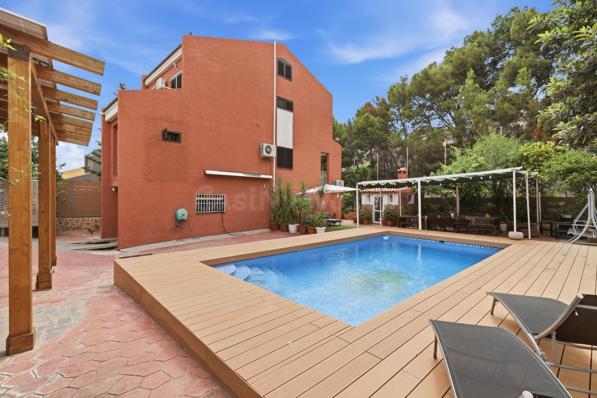 Chalet pareado de 4 plantas con piscina, placas solares y amplias zonas exteriores en Calicanto (Chiva)