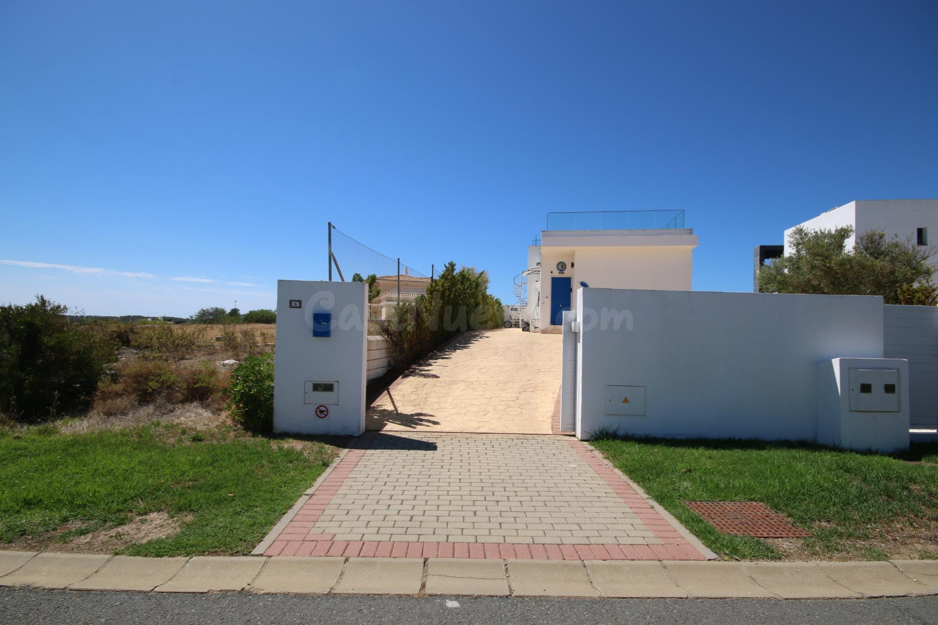 Exclusiva villa independiente con piscina privada en Golf Costa Esuri
