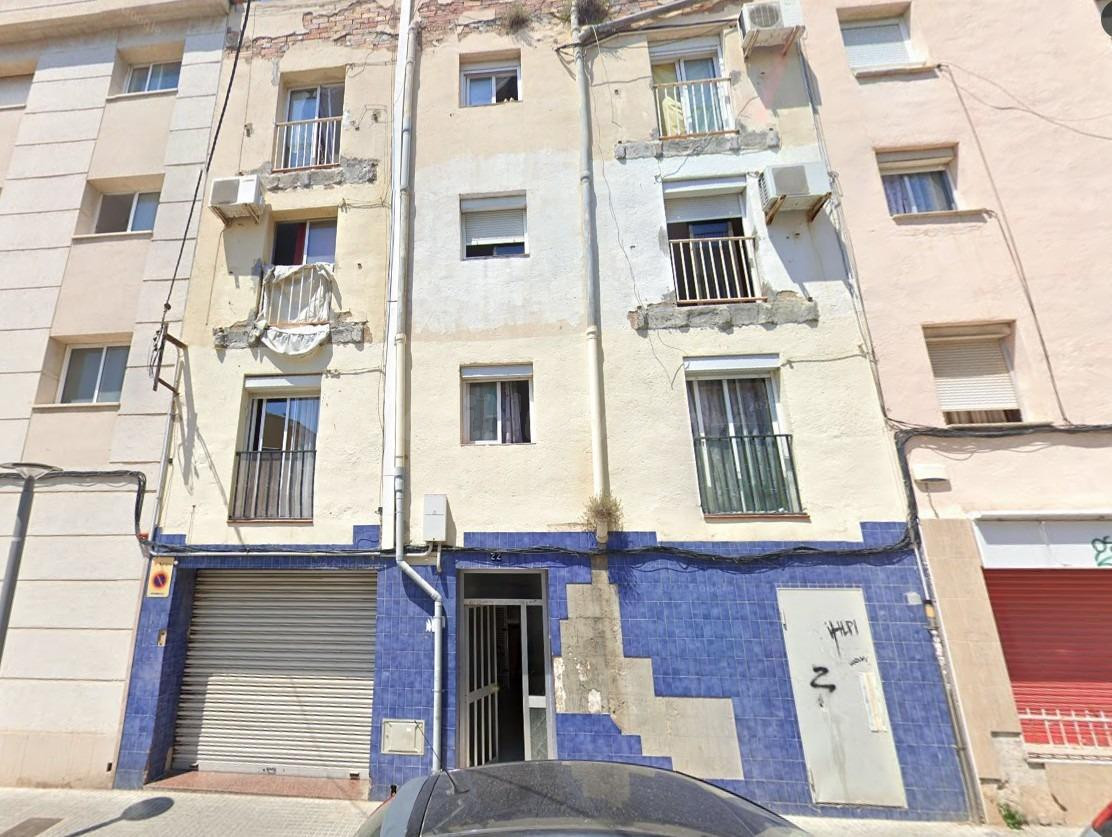 Se vende piso OKUPA en Calle Vint-I-Un 22 de Tarragona (Tarragona).
