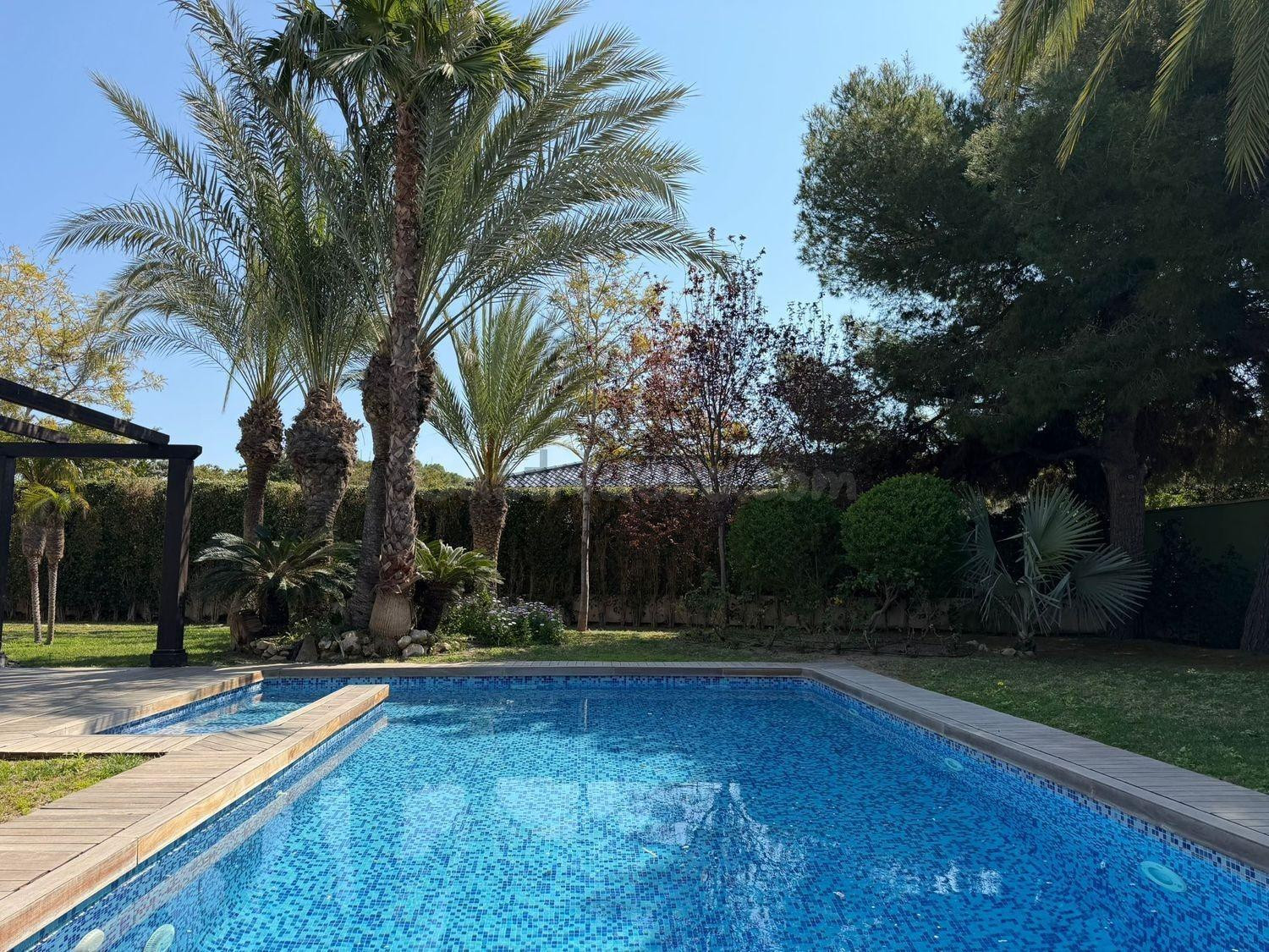 Exclusiva Villa Mediterránea en Cabo Roig: Lujo y Privacidad a Pasos del Mar