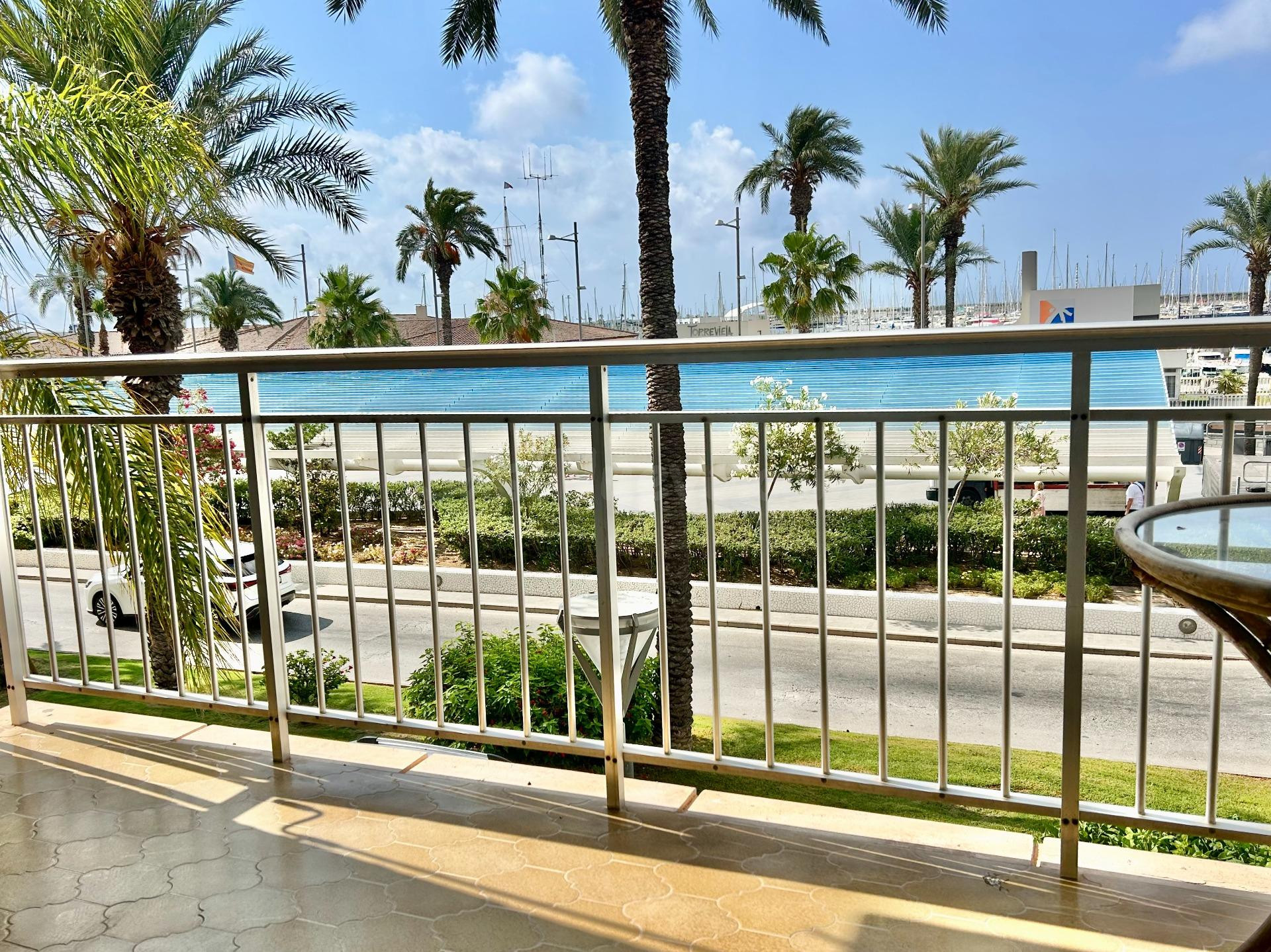 Amplio apartamento con vistas al Paseo, Frente al Club Náutico de Torrevieja