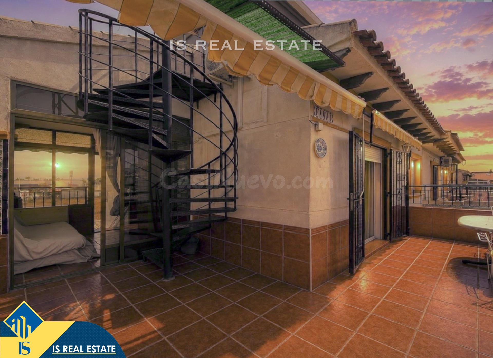 Punta Prima! Increíble ático dúplex con espectaculares vistas despejadas y al mar + Preciosa piscina comunitaria